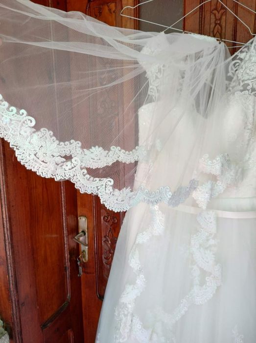 Vand rochie mireasa cu crinolina si voal cadou