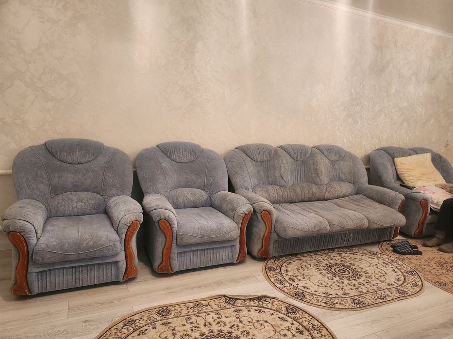 Продам диван с креслами