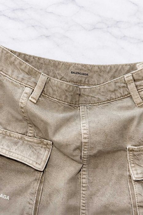 дънкова зелена къса пола носена без забележки на баленсиага с джобове balenciaga