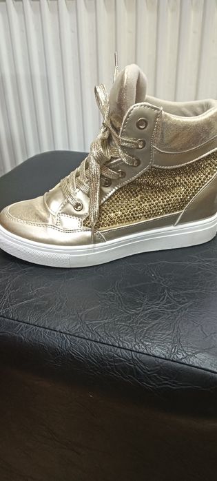 Vând adidași talpa înaltă