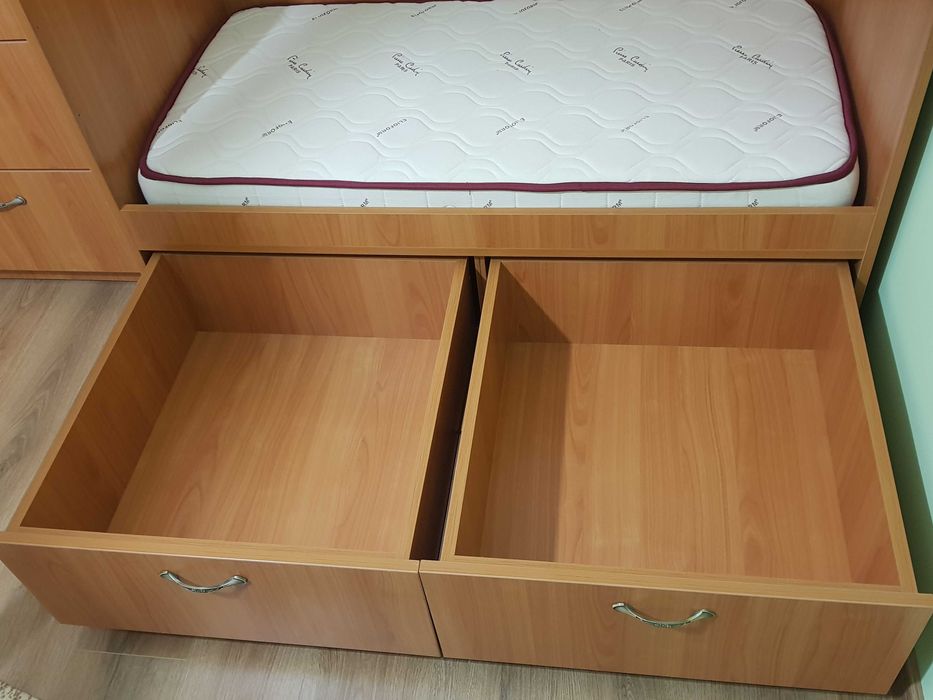 Детско обзавеждане- бебешко легло (кошара), скрин + скрин с повивалник