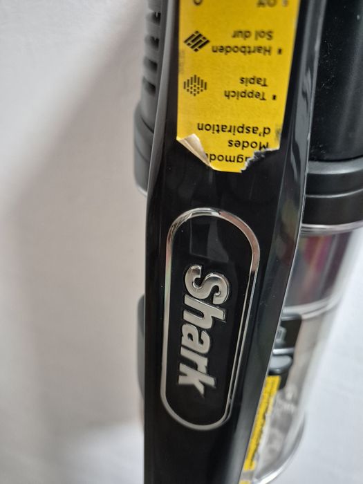 Aspirator vertical Shark pe acumulator