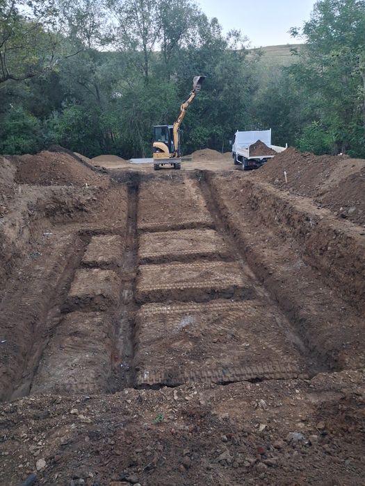 Inchiriez/ Execut săpături cu excavator de 3,5 T