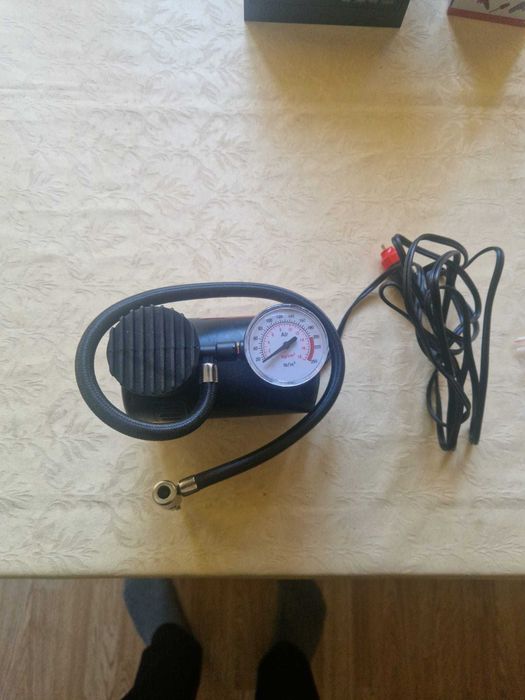 Compresor auto pentru anvelope