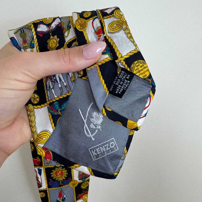 Вратовръзка на Kenzo