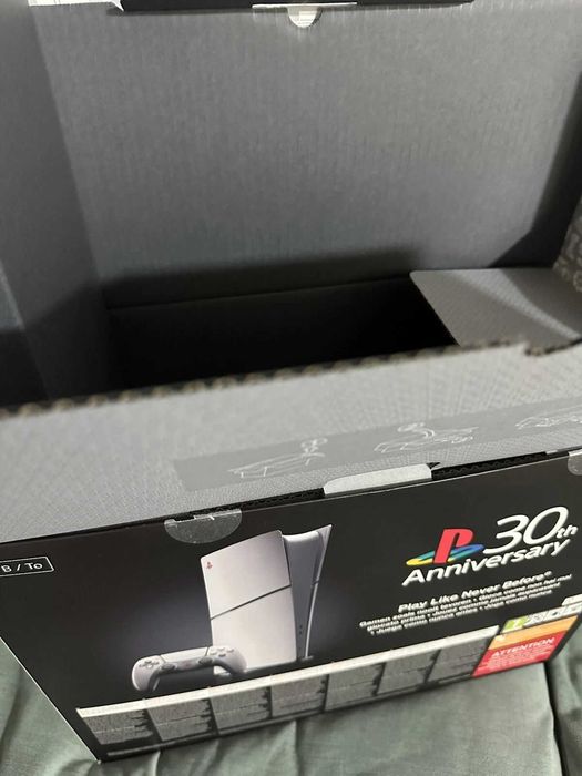 PlayStation 5 30th Anniversary Limited Edition Bundle + 2 броя лимитирани контролери и зарядна станция