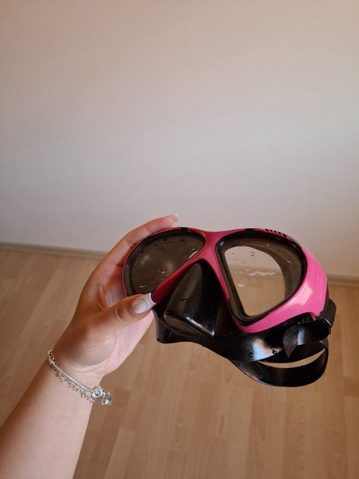 Надуваема жилетка и очила за под вода.