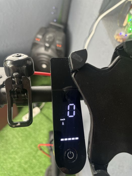 Trotinetă Electrică Xiaomi Mi Pro 2 – Autonomie 45 km (Pachet Complet Accesorii)