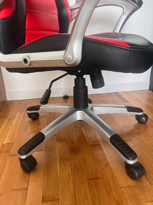 Геймърски Стол За Компютър Черно И Червено Кожен, няма забележки