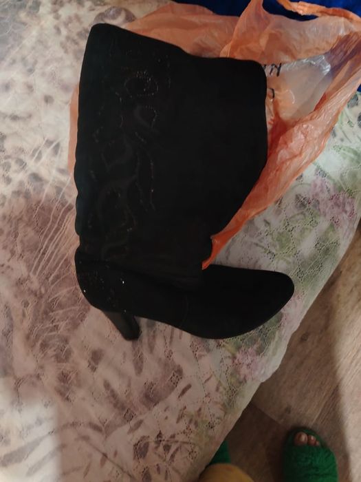 Отдам недорого шапка и сапоги