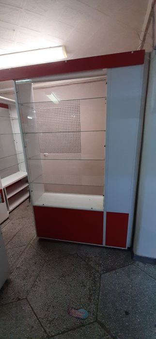 Ветрина для продажи косметики
