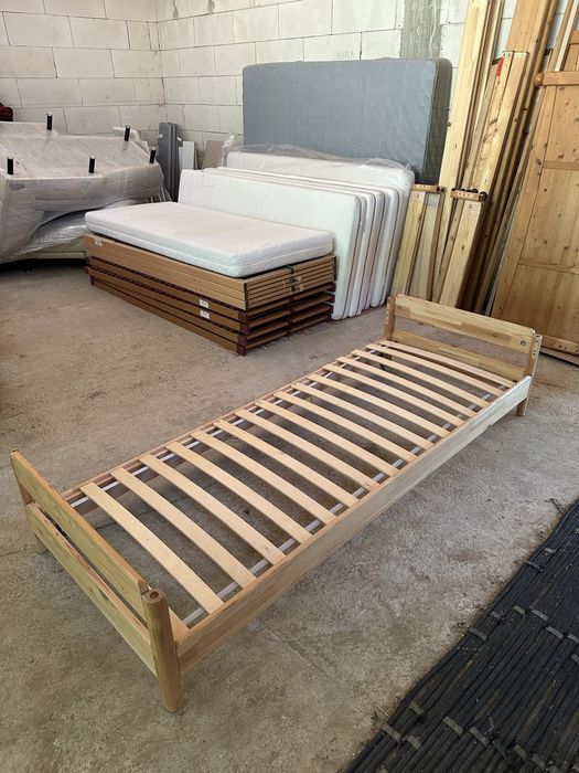 Mobilă import Austria           Paturi 90x200 saltele, masuta lemn masiv, chiuveta