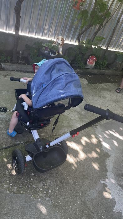 Cărucior tip tricicleta