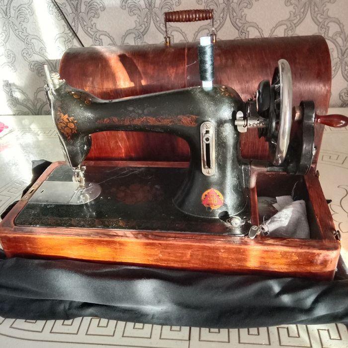 Швейная ручная машинка