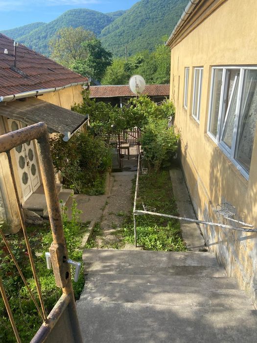 Casă de vânzare la țară, cu anexe și priveliște superbă   ideală pentr