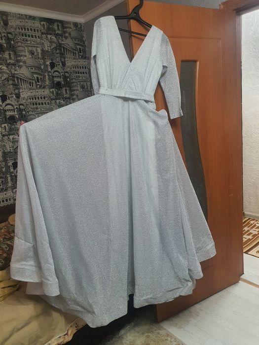 Шикарное платье блестит