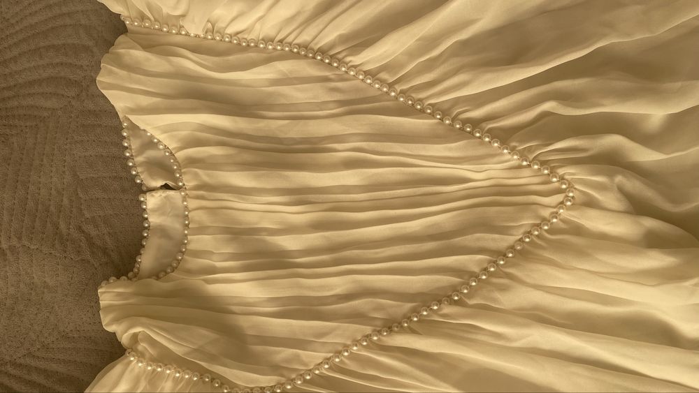 продам платье бежевое