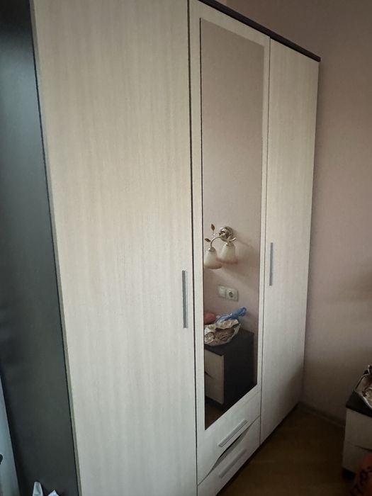 Продавам трикрилен гардероб