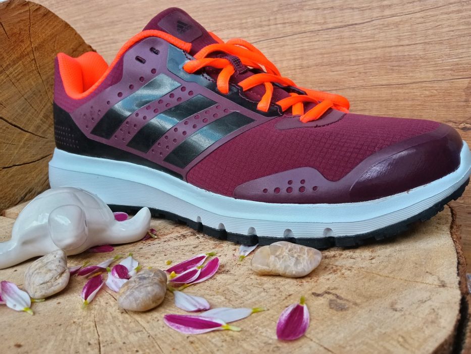 Насладете се на ежедневието и спорт с мъжки маратонки Sondico.