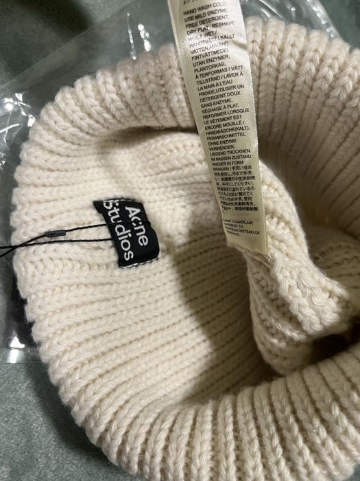 Căciulă Acne Studios - Model Face Patch