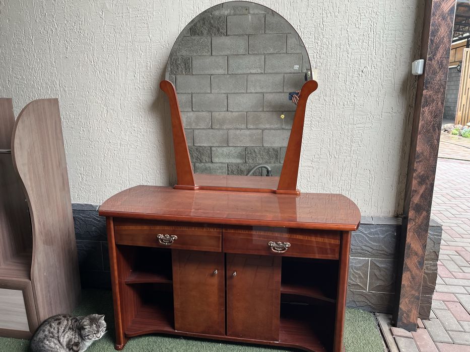 Тумбочка с зеркалом