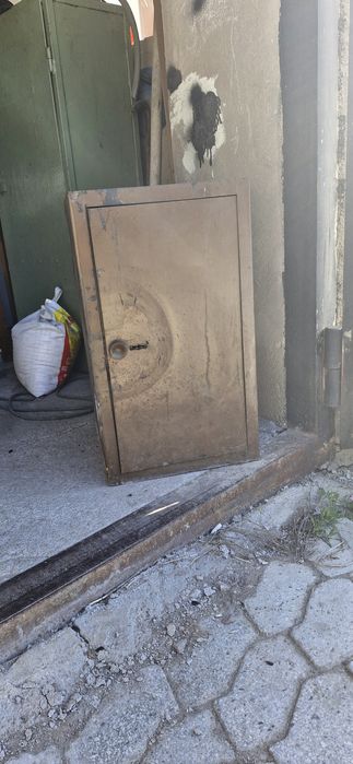 Сейф. металлический