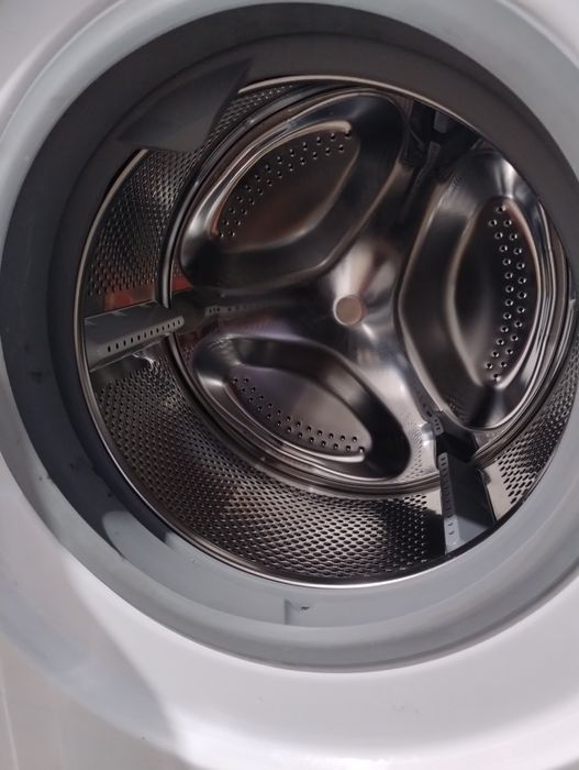 Vând mașina de spălat Indesit