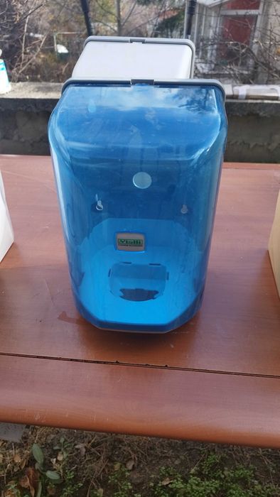 Диспенсъри за течен сапун , тоалетна хартия , кърпи за ръце и кух рола