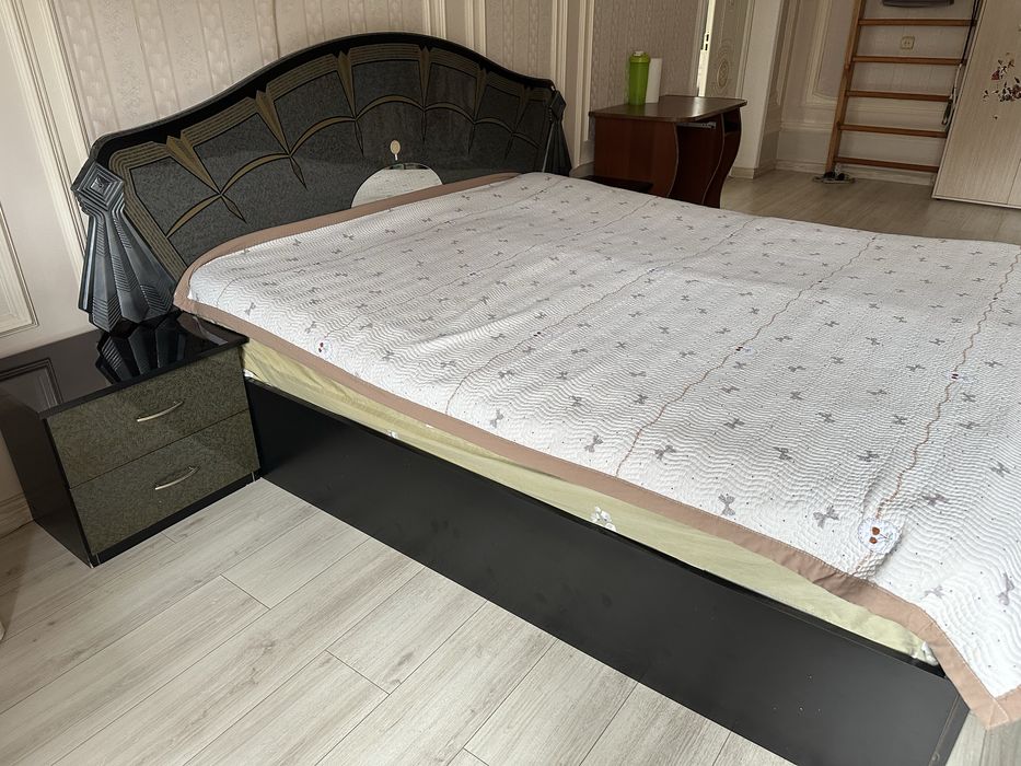 Продаю свою кровать, двухместную, 2 на 1.80, производство Италия