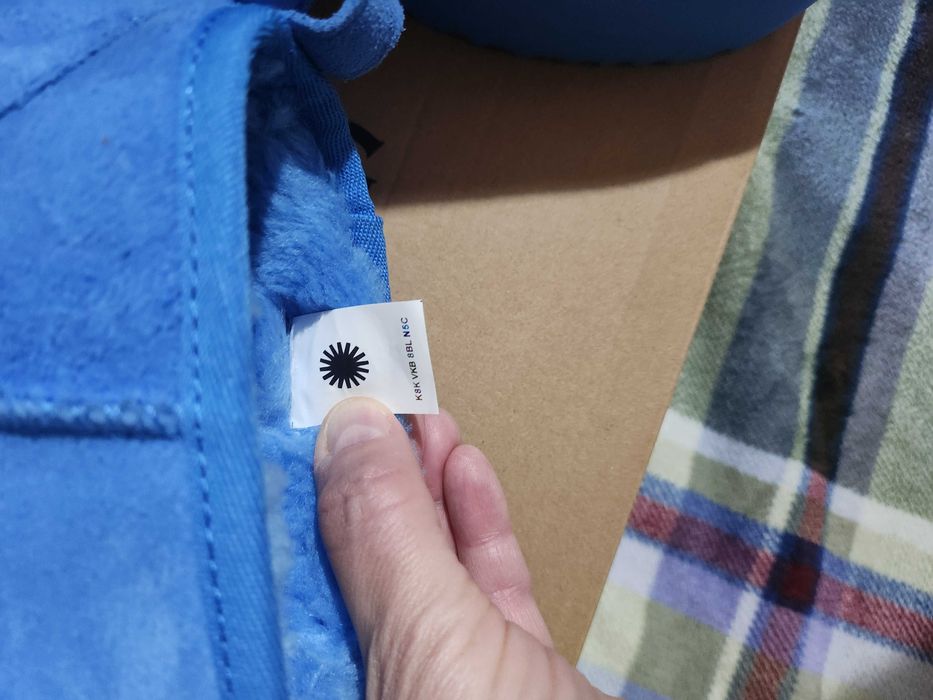 Vand UGG uri noi, cu eticheta