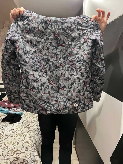 Продавам детско яке MCkinley