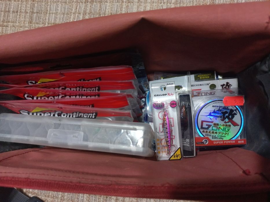 Чанта с примамки за пъстърва, кефал и костур