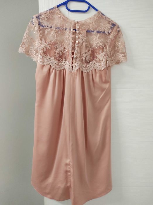 Vand rochie roz cu dantela