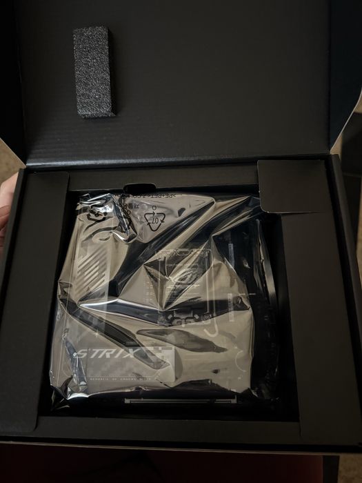 Asus Strix Z890I Gaming Wifi чисто ново