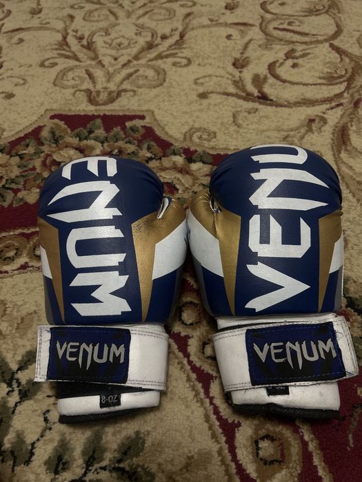 Боксерские перчатки Venum 8 oz (б/у, хорошее состояние)