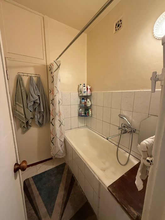 Чилонзор район 8-квартал 2/4/4 панель 1.5*3.Смежная. Не торец