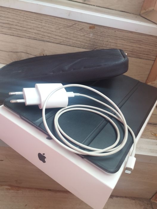iPad 9 64GB WiFi, с оригинална кутия, зарядно и два калъфа, като нов