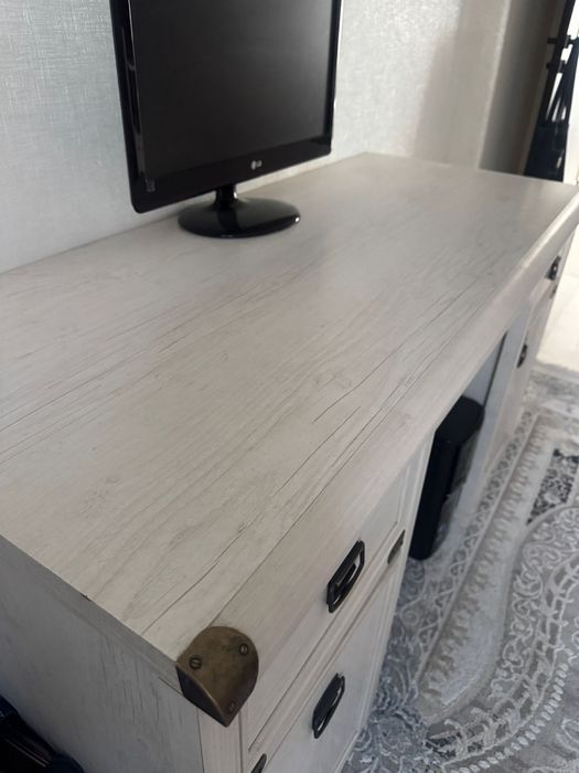 Письменный стол серого цвета