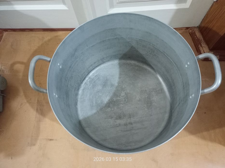 Алюминиевая кастрюля.