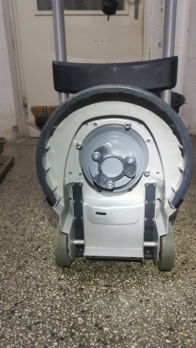 Vand  aparat Monodisc Karcher Professional BDS 33/180 c foarte putin folosit !- decapat, slefuit, lustruit pardoseli