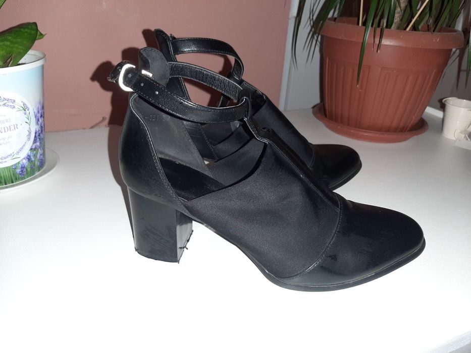 Елегантни обувки с каишка