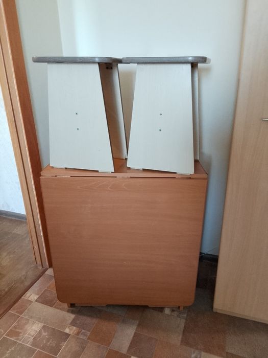Продам стол трансформер с двумя табуремами