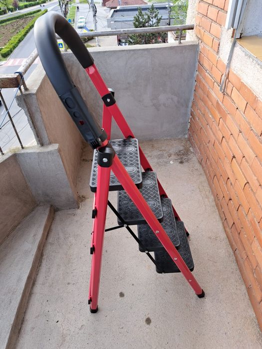 VÎND  scară pliabilă nouă  ,nefolosită  în  cutie