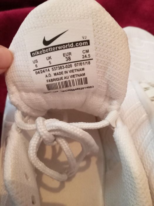 Продам белые кроссовки