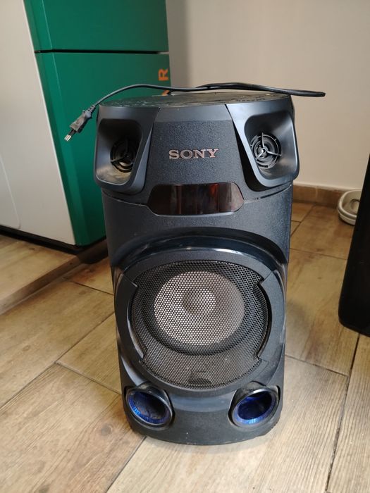 Vând  boxa Sony.