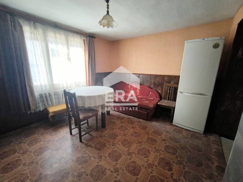 Двуетажна къща с гараж в  кв.Младежки хълм