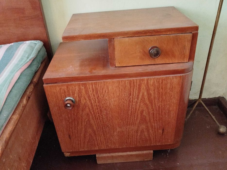 стара спалня, с 2 нощни шкафчета, трикрилен гардероб и тоалетка