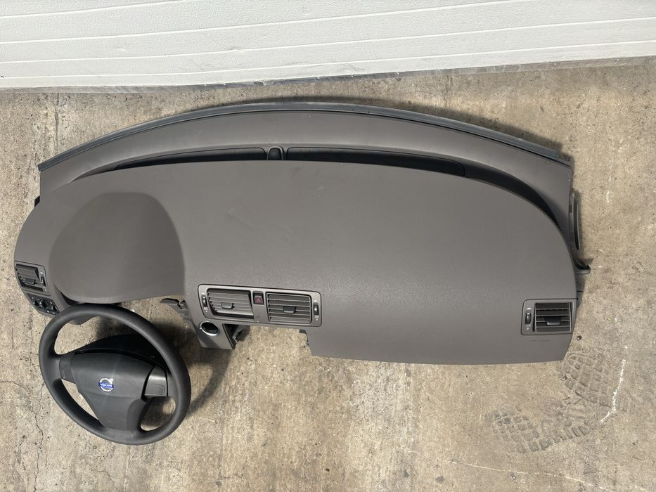 Plansa bord volvo S40 an 2006 compatibila si pe volvo V50 C30 sau C70