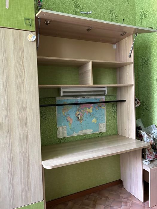 Продам школьный стол и шкаф