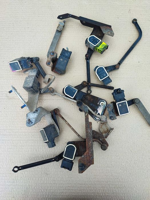 Датчик ниво масло на картера и ниво светлини и окачването от Мерцедес